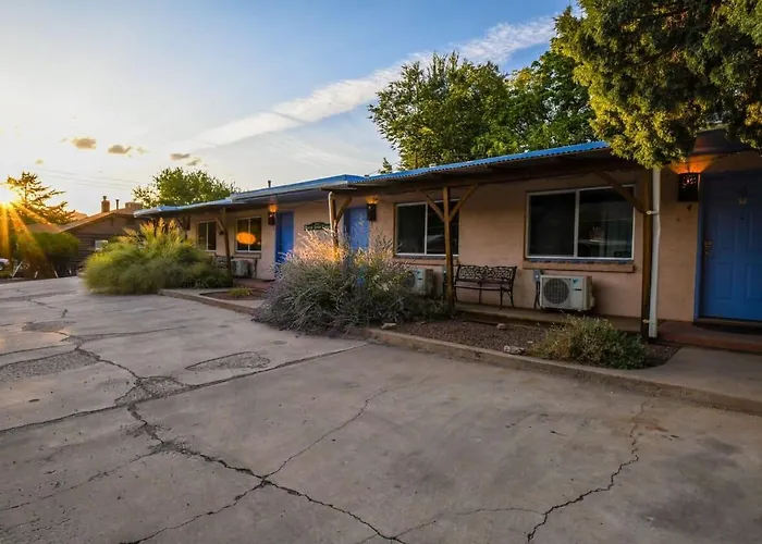 Adventure Haven Near Downtown - Rose Tree 3